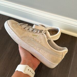 Like New Womens Puma Cream Suede Sneakers Size 7